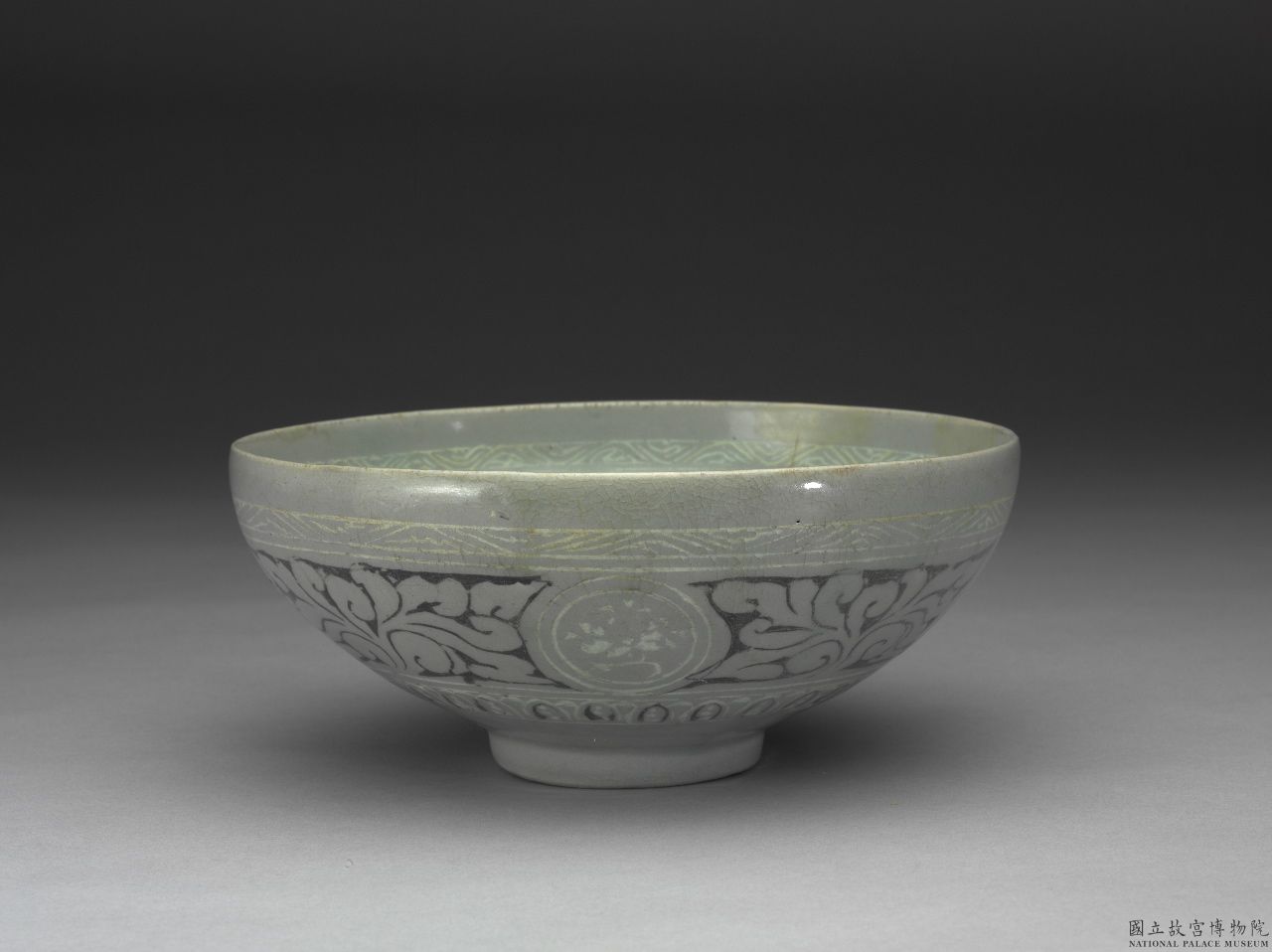 青瓷象嵌花蝶鳥紋碗