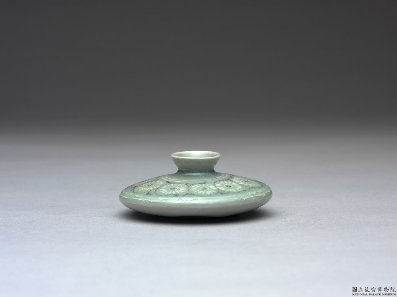 青瓷象嵌菊花紋油壺