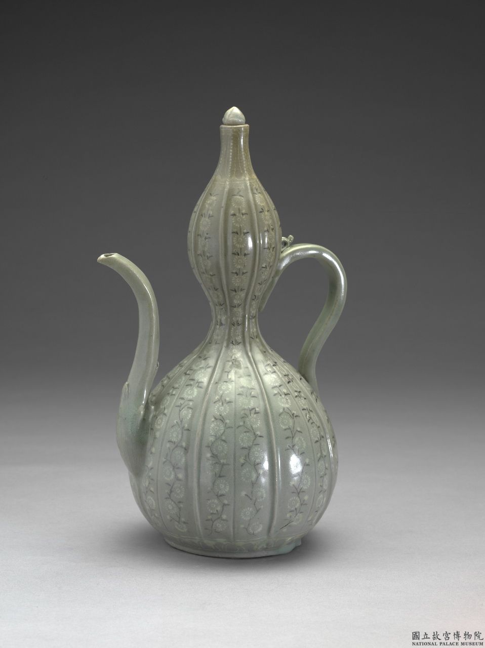 青瓷象嵌菊花紋瓢形水注