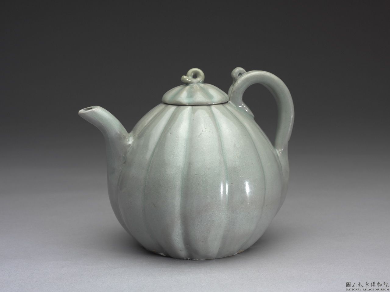 青瓷瓜形水注