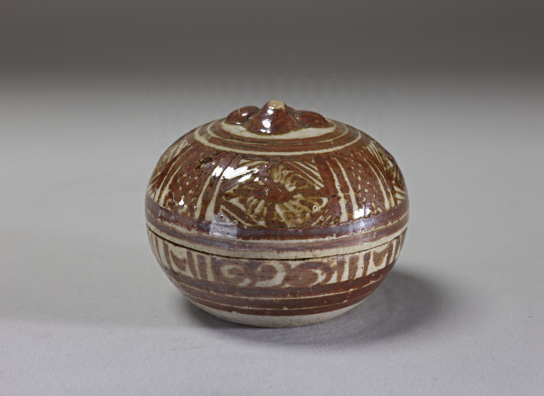 宋胡錄鐵繪香合