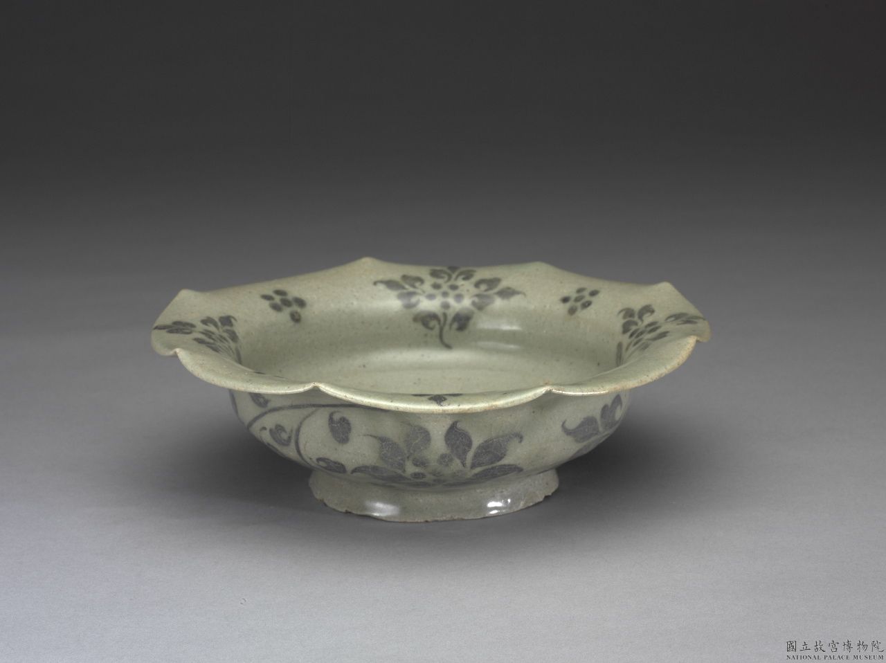 青瓷鐵繪牡丹紋花口缽