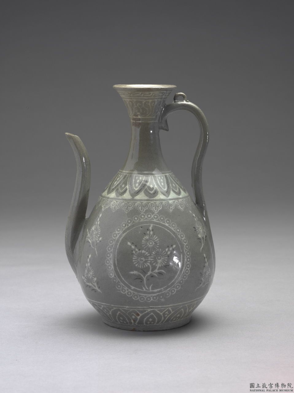 青瓷象嵌菊花紋水注